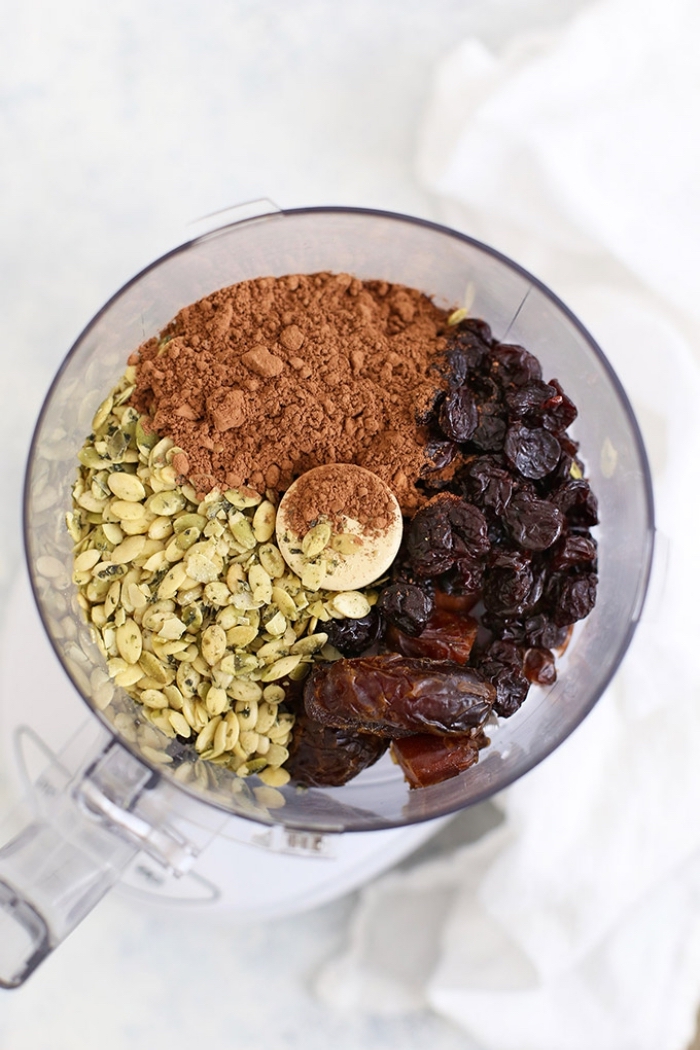 Frullatore con ingredienti, semi di zucca e cacao, datteri secchi, ricetta per tartufini