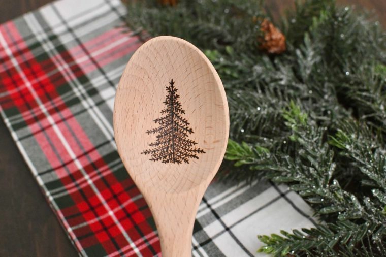 Mestolo di legno, mestolo con disegno, rametti di pino verde, regalo natalizio per donna