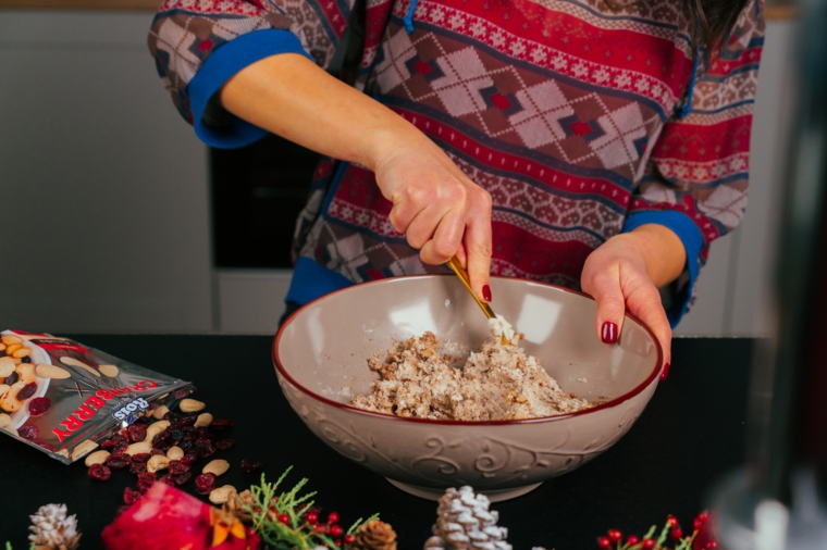 Antipasti natalizi, ciotola con formaggi e cannella, mischiare con una forchetta