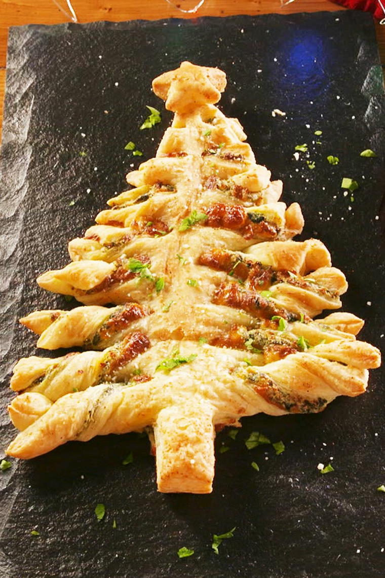 Antipasti sfiziosi, albero di Natale di pasta sfoglia, albero con salsa di pomodoro