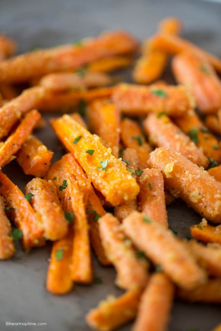Pezzettini di carota fritta, carota con impanatura, antipasti natalizi, prezzemolo tritato