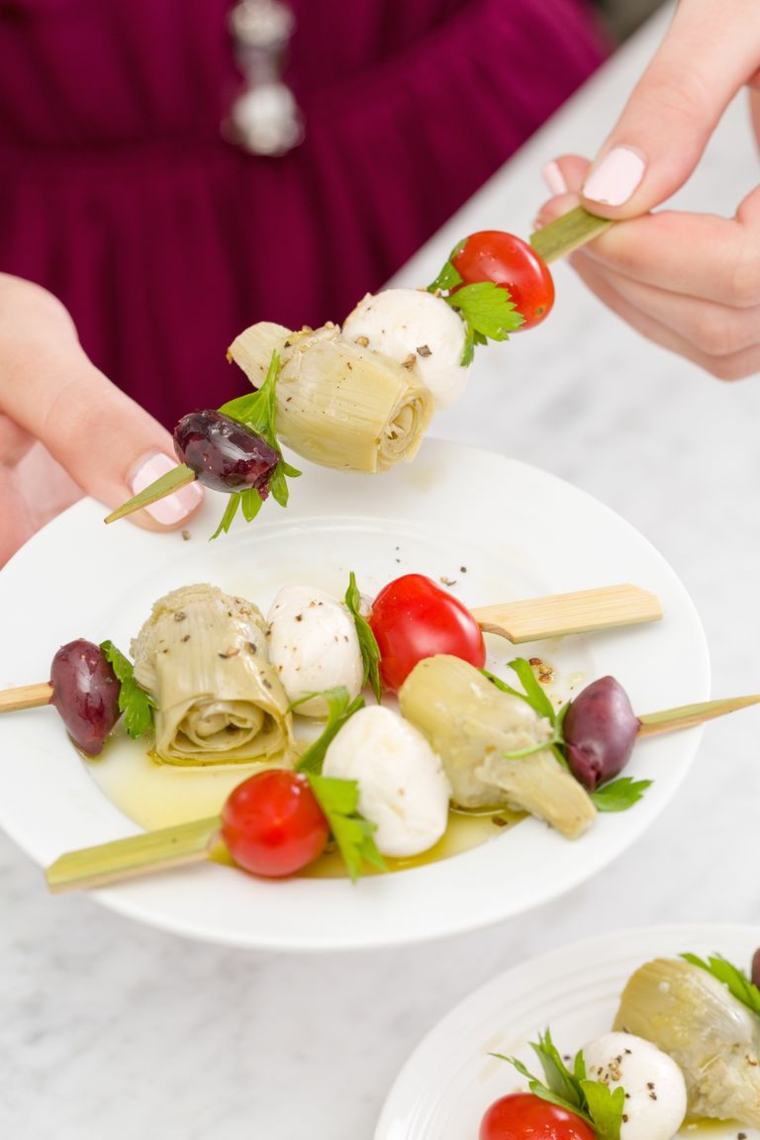 Spiedini di carciofi e mozzarella, spiedino con olive e pomodorini, antipasti natale sfiziosi