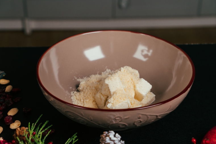 Antipasti natalizi, ciotola con formaggio di crema e parmigiano grattugiato, ingredienti in ciotola