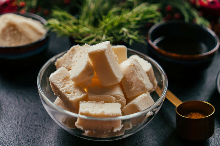Antipasti natalizi, ciotola con blocchetti di formaggio di crema, ingredienti per antipasti