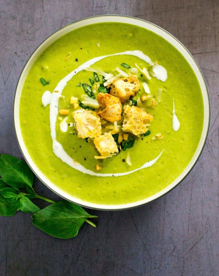 Zuppe dietetiche, minestra di colore verde, minestra frullata con spinaci e crostini di pane