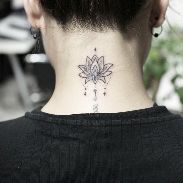 Fiore di loto significato, disegno fiore sul collo di una donna, tattoo mandala con scritta
