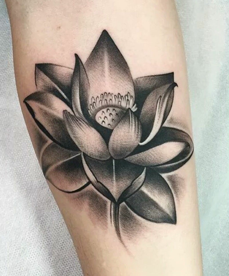 Tattoo fiore di loto, tatuaggio con un fiore, tattoo sull'avambraccio di una donna