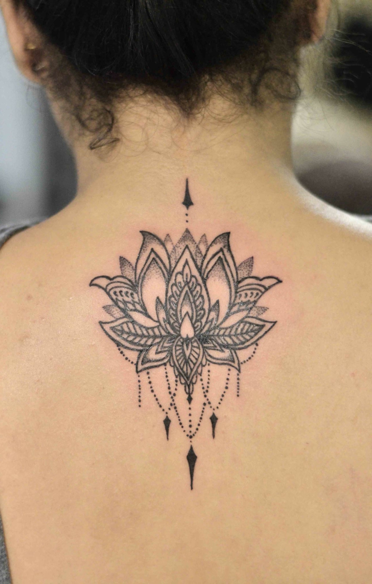 Fiore di loto mandala, donna con un tattoo sulla schiena, tatuaggio motivi mandala