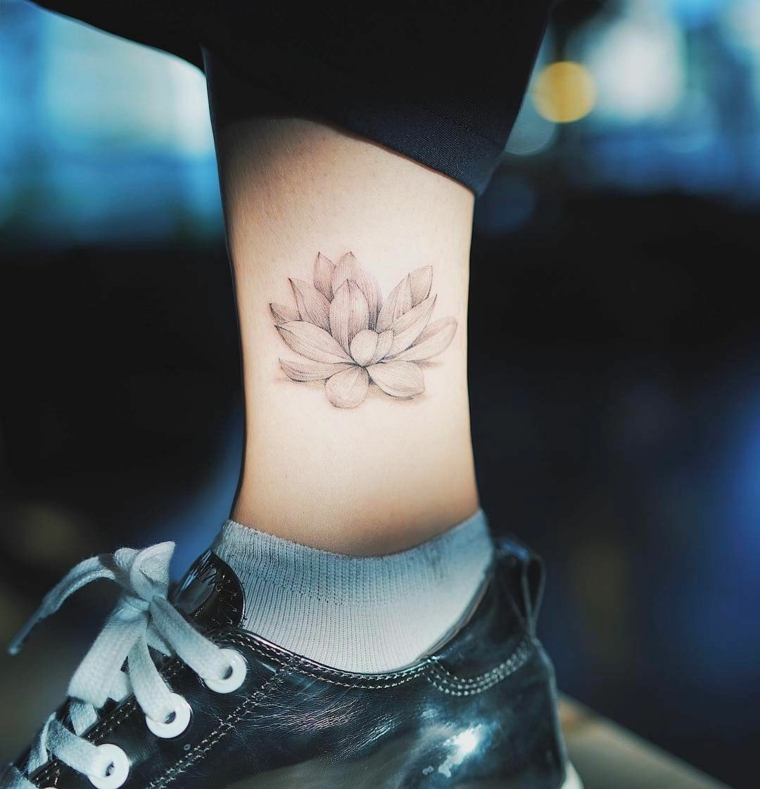 Tatuaggi e significati, tattoo sulla caviglia, tattoo bianco e nero di un fiore di loto