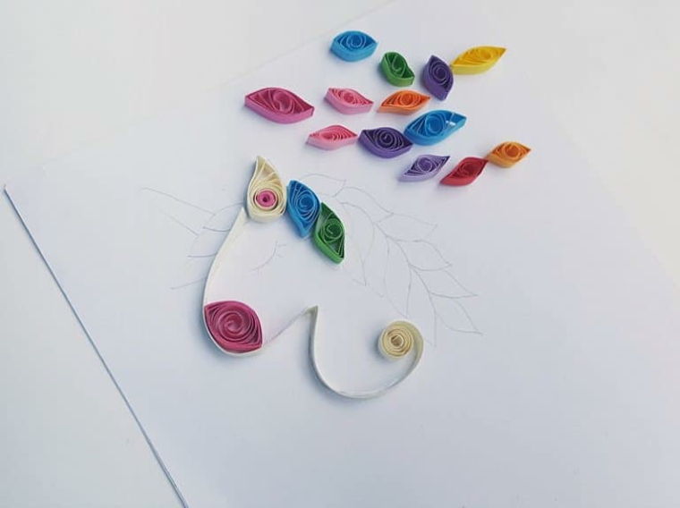 Ppaer quill con strisce colorate, unicorni da disegnare, colorare con la carta