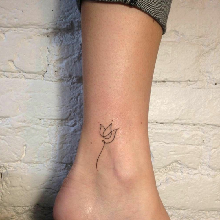 Fiore di loto tatuaggio, disegno tattoo sulla caviglia, donna con un tattoo sulla gamba