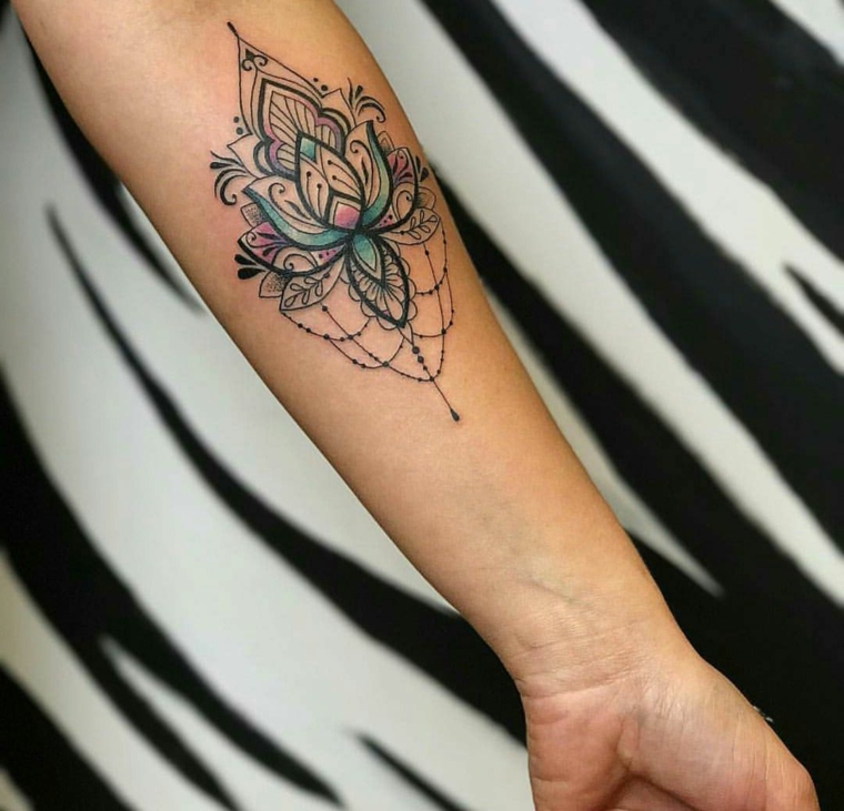 Fiore di loto tattoo, tatuaggio sull'avambraccio, tattoo colorato con simboli del mandala