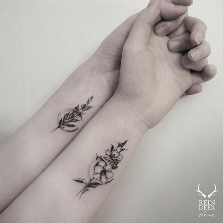 Tatuaggio sul polso della mano, tattoo di coppia, disegno di fiori sul polso della mano