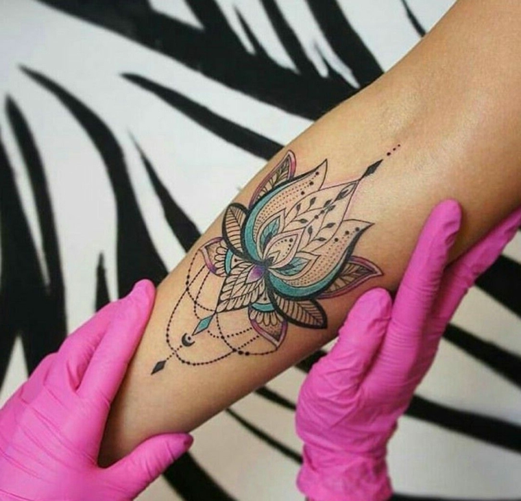 Fiore di loto mandala, tatuaggio donna sull'avambraccio, tattoo colorato sul braccio