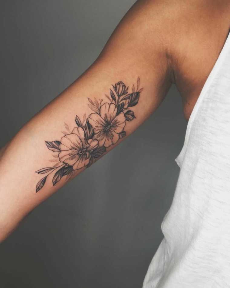 Fiore di loto mandala, tatuaggio sul braccio di una donna, fiore con foglie dipinte