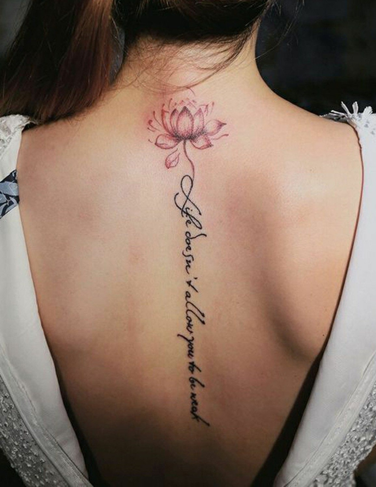 Fiore di loto tatuaggio, tattoo con scritta sulla schiena, fiore di loto tatuaggio colorato di rosa