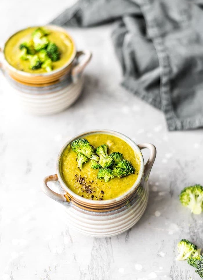 Vellutate invernali, ciotola con minestra di broccoli, vellutata con broccoli e carote