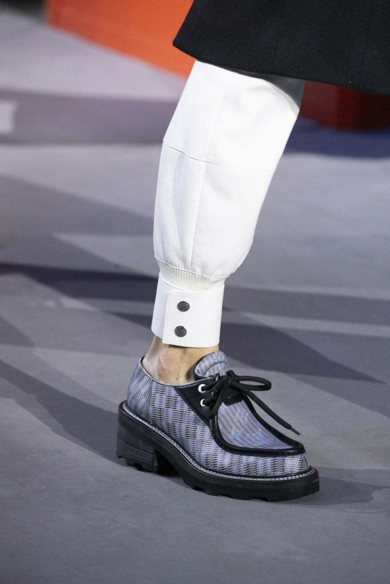 Scarpe inverno 2020, mocassini con lacci di colore grigio, donna con pantalone bianco