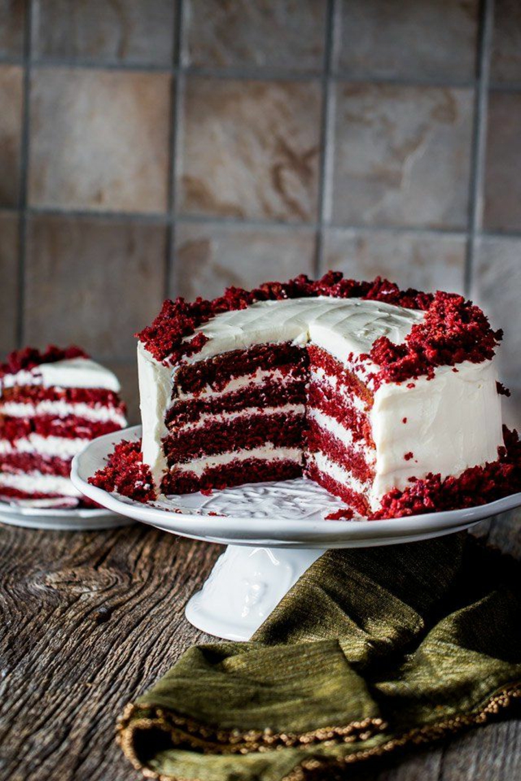 Torta con strati di colore rosso, torta decorata con panna montata