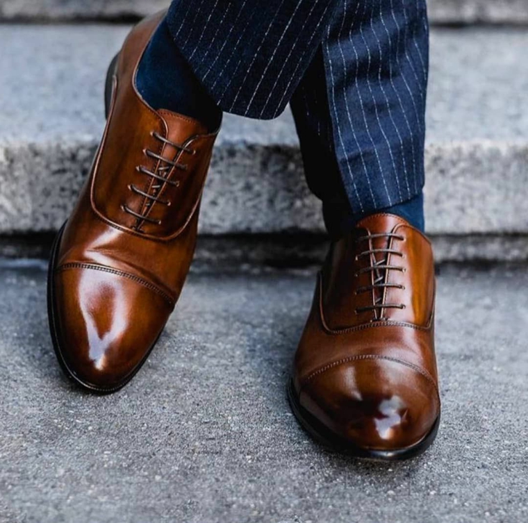 Scarpe eleganti per uomo, scarpe di pelle di colore marrone lucide