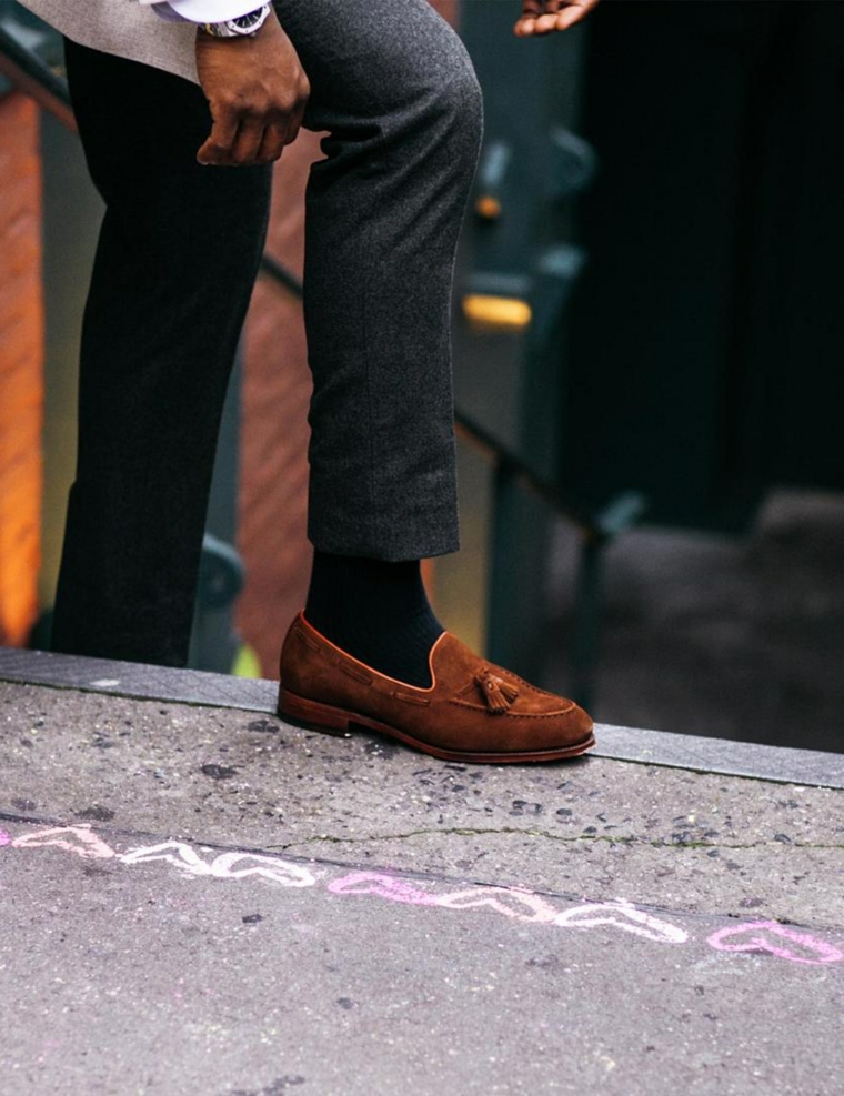 Scarpe mocassini di velluto marroni per uomo, uomo con un pantalone elegante