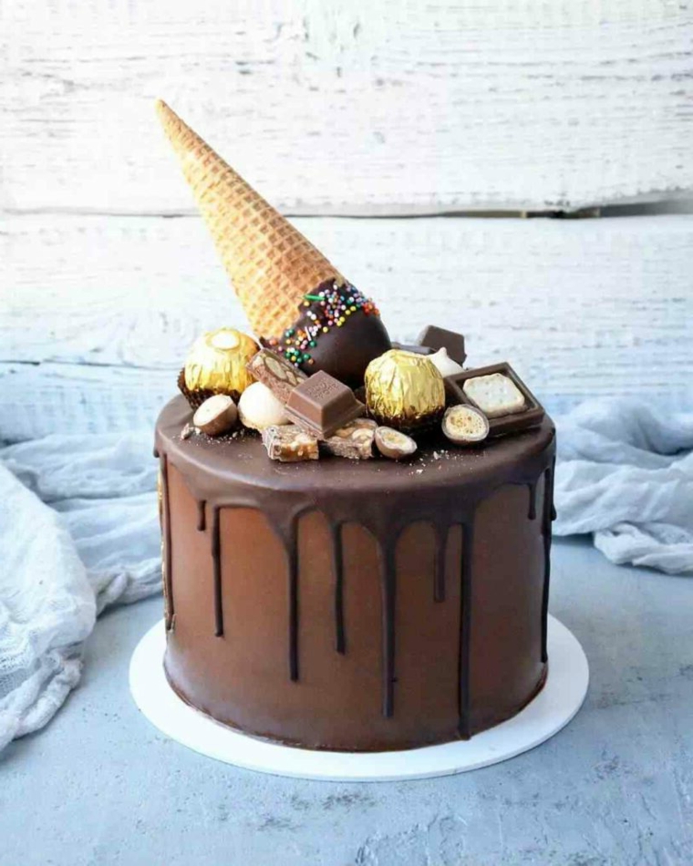 Torte bellissime di buon compleanno, topping torta con cono gelato e caramelle di cioccolato