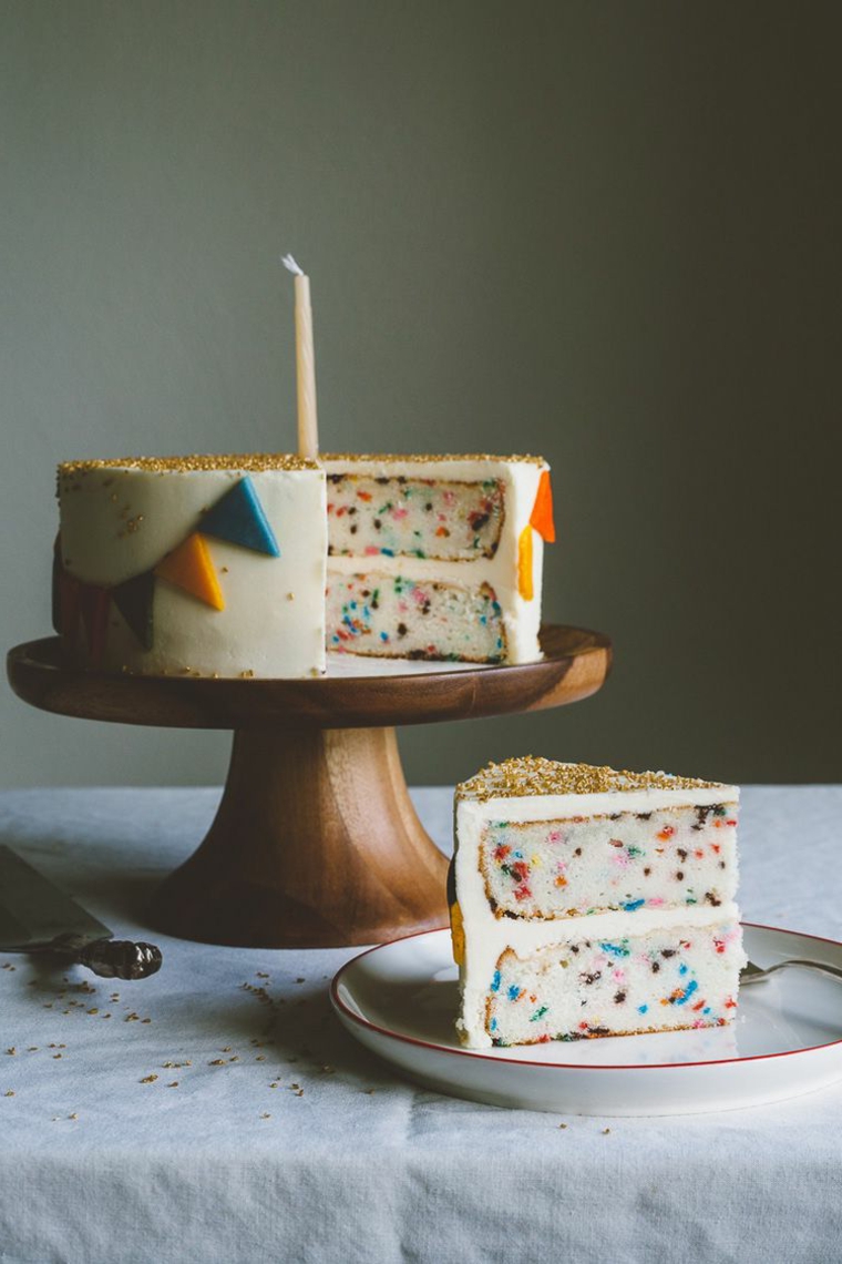 Torte bellissime di buon compleanno, torta rotonda con pasta di zucchero e candela