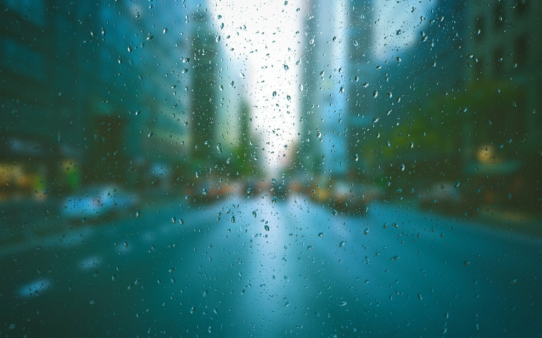 Foto dal finestrino con gocce di pioggia, immagine per lo schermo del pc