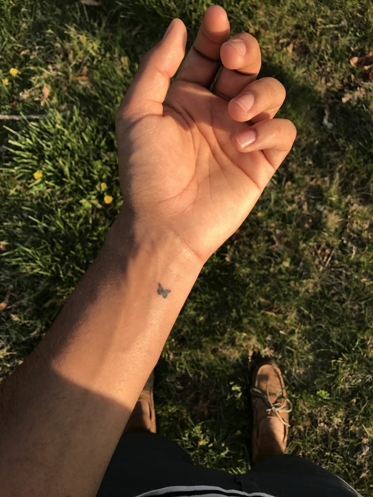 Tatuaggi significato libertà, tattoo sul polso della mano, donna con tatto disegno farfalla