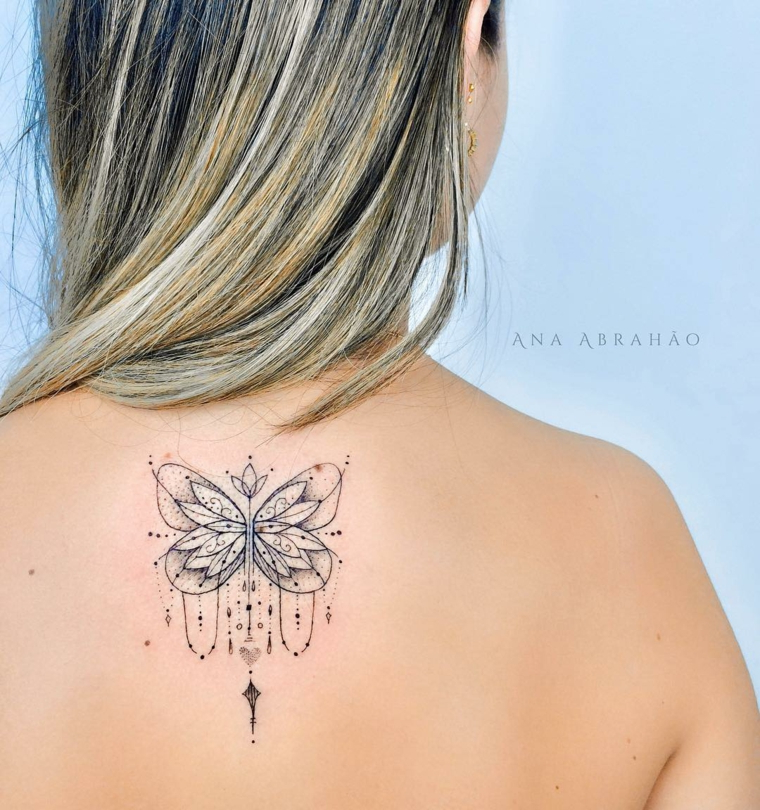Immagini significato libertà, disegno con motivi mandala sulla schiena di una donna
