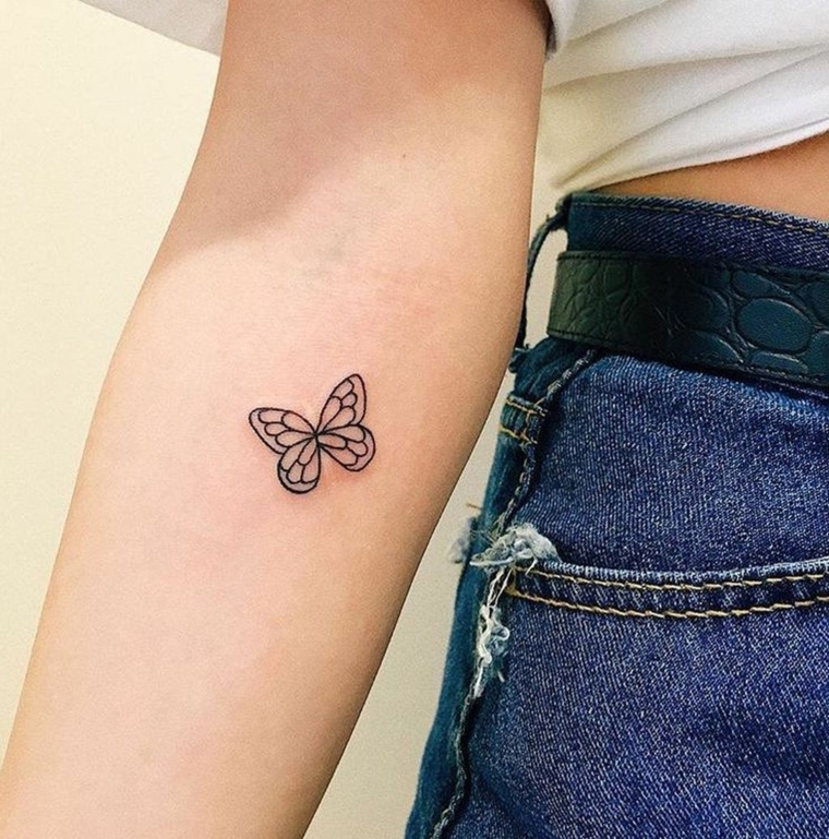 Immagini di farfalle in volo, disegno minimal di una farfalla sul braccio di una donna