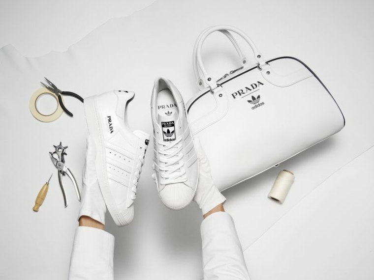 Scarpe estive 2020, sneakers Adidas collaborazione con Prada, borsetta di pelle colore bianco
