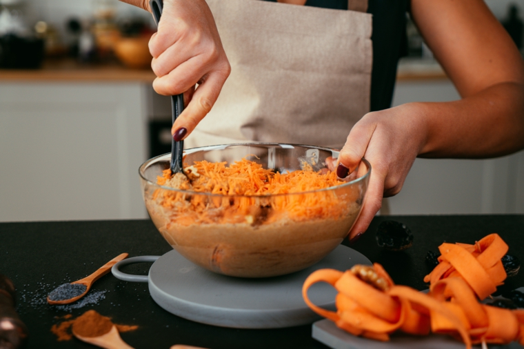 Torta di carote light, impasto con farine e carote grattugiate, ciotola di vetro e mestolo