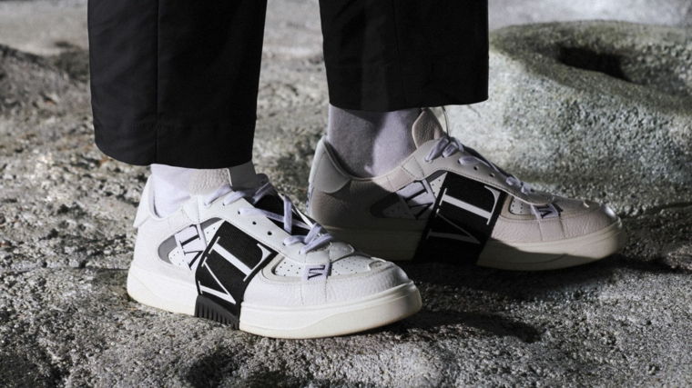 Scarpe bianche di Valentino, uomo con scarpe da ginnastica di colore bianco