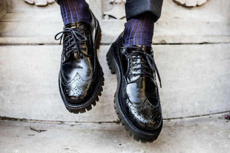 Uomo con scarpe derby eleganti, scarpe di pelle nere con i lacci