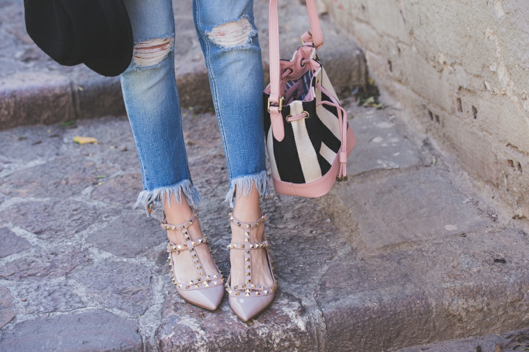 Scarpe moda 2020, sandali ballerine di colore rosa, borsetta tracolla donna di colore rosa