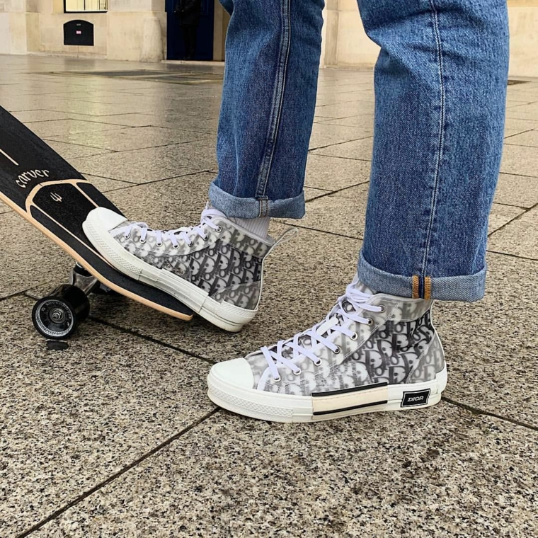 Sneaker alte di Dior, uomo con jeans e skateboard, uomo con jeans 
