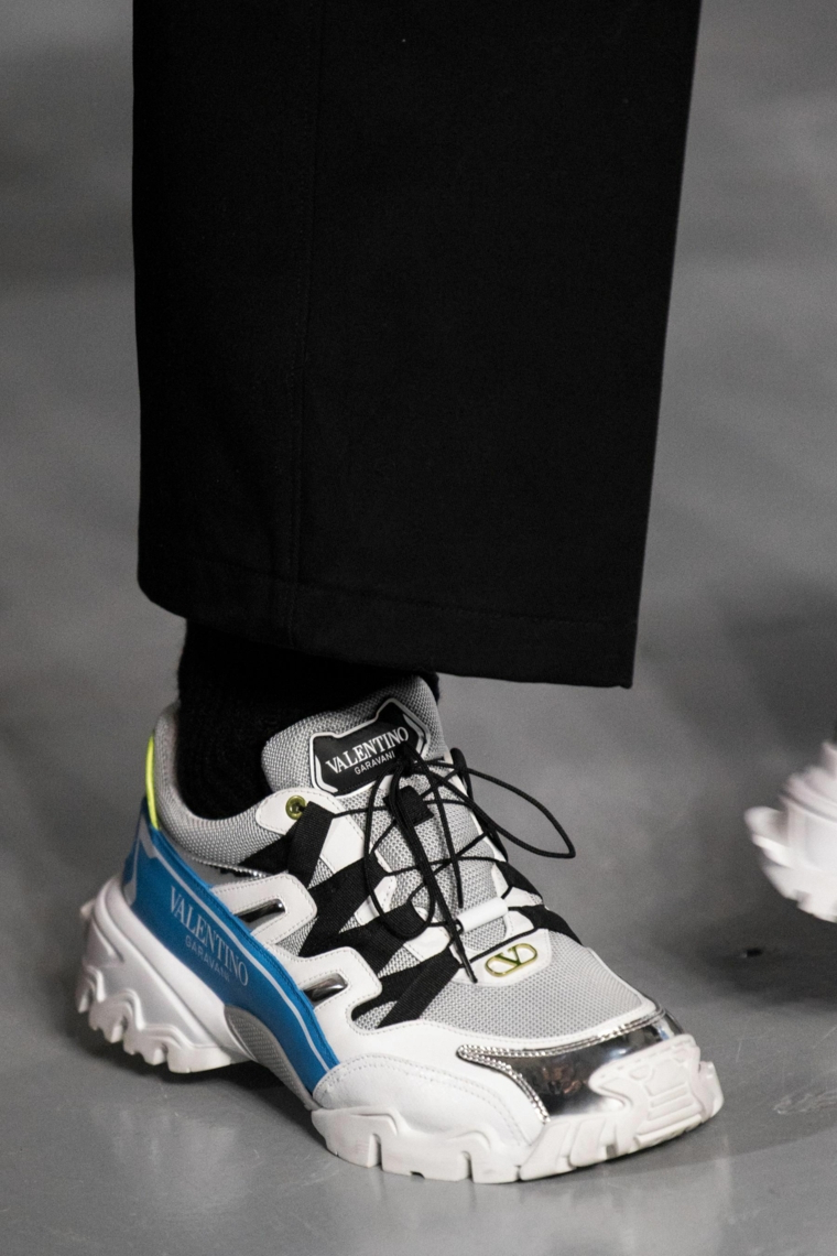 Scarpe autunno inverno 2020, scarpe da ginnastica di Valentino, donna con pantalone nero