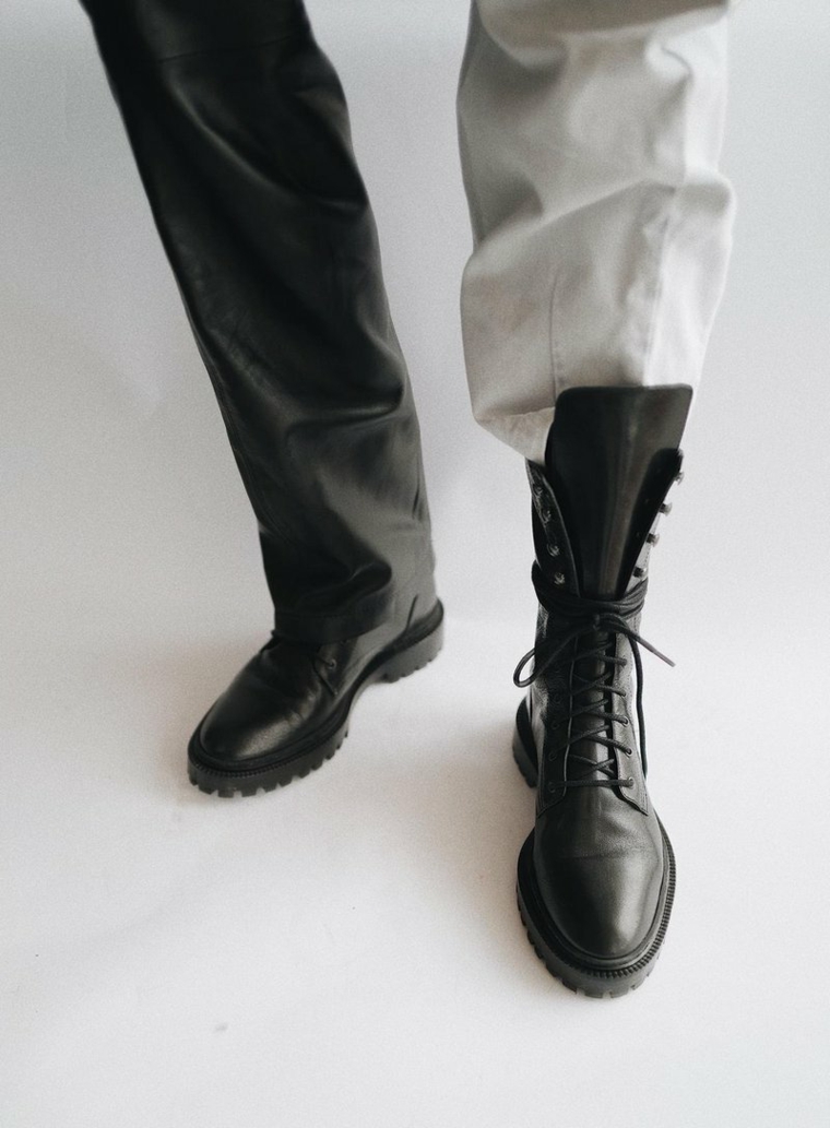 Uomo con stivali, pantalone bianco per uomo, scarpe per uomo moda 2020
