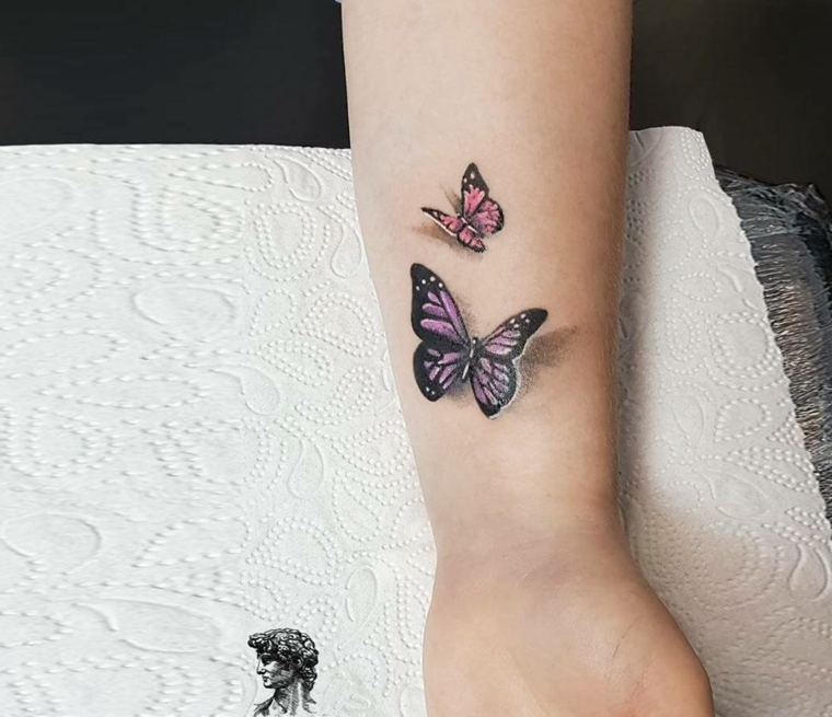 Tattoo sul polso della mano, tatuaggio di una farfalla tridimensionale