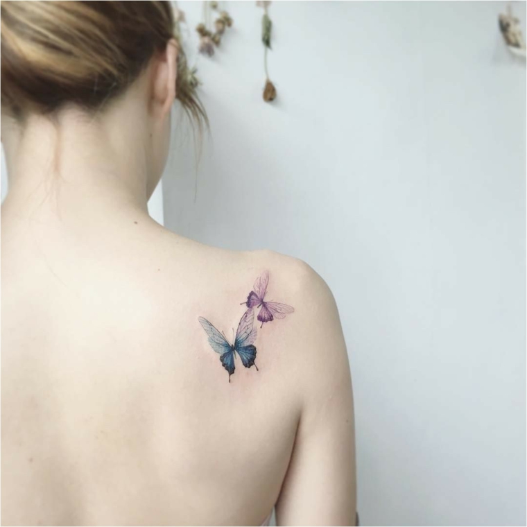 Immagini di farfalle in volo, tattoo sulla spalla di una donna, tattoo colorato di farfalle