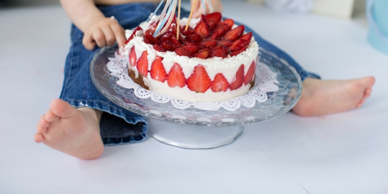 Torte di compleanno facili da fare in casa, torta decorata con panna e fragole