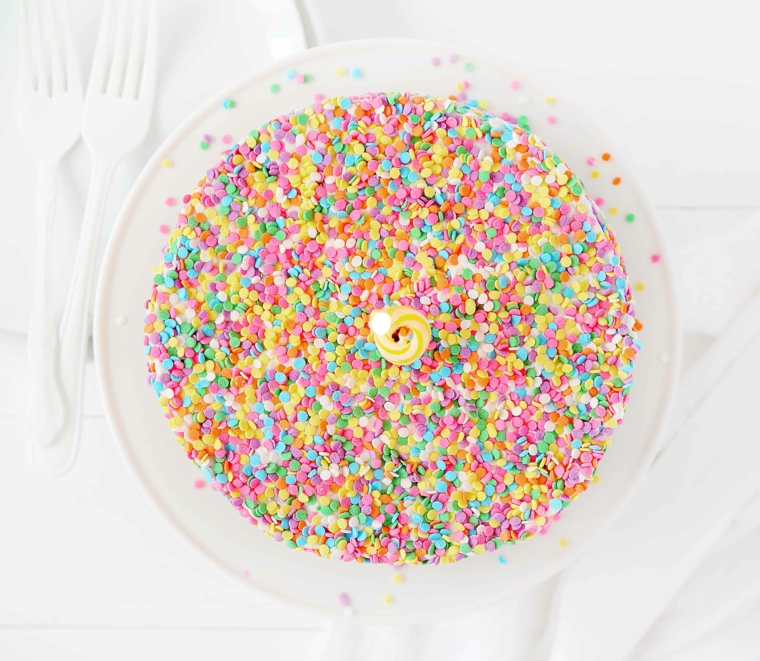 Decorazioni torte semplici, torta rotonda con palline di zucchero colorate