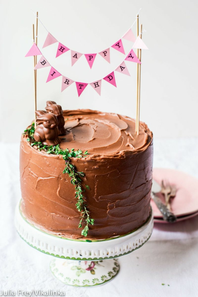 Torta di compleanno con mousse di cioccolato, topping torta con ghirlanda
