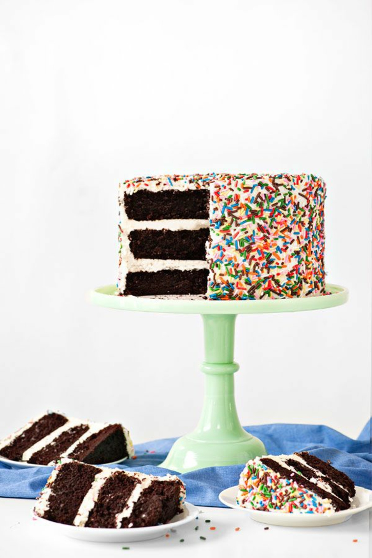 Torta rotonda con strati di cioccolato, torta decorata con codette di zucchero colorate