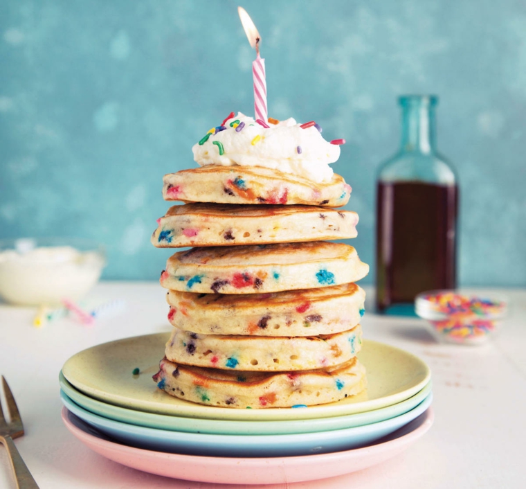 Decorazioni torte semplici, torta di pancakes con panna montata, torta con candela