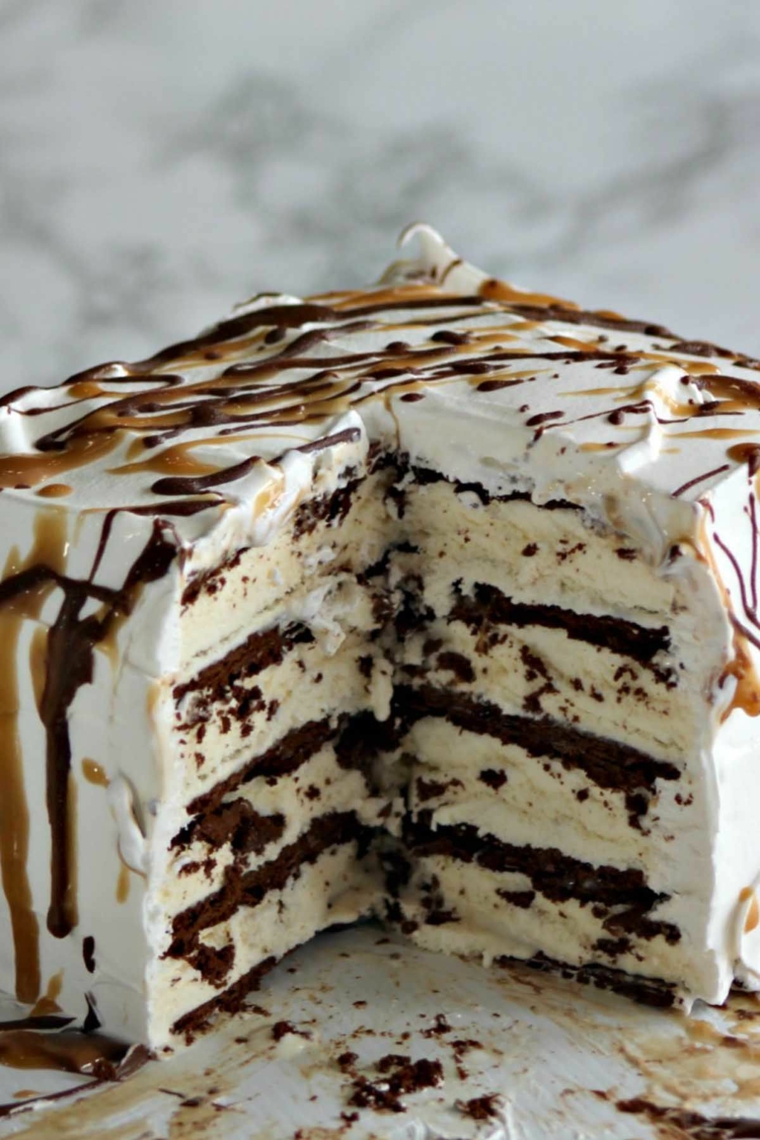 Torte di compleanno semplici da fare in casa, torta con caramello e cioccolato