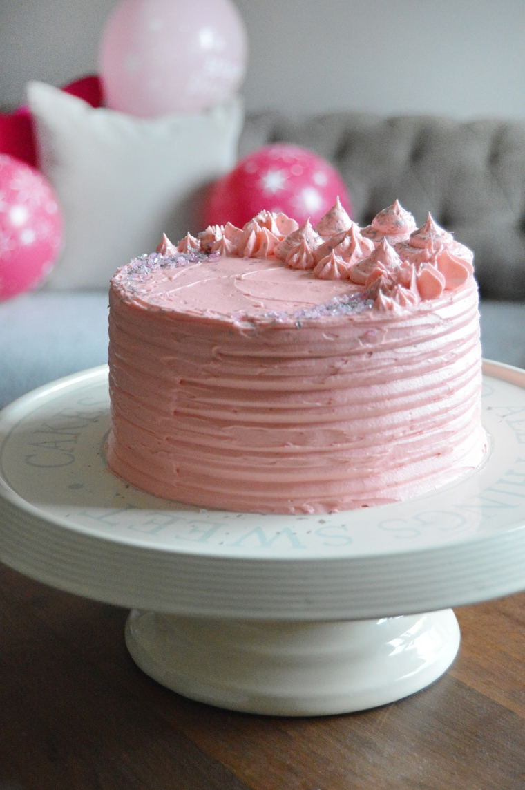 Torta compleanno bambini fatta in casa, torta con glassa di panna montata rosa