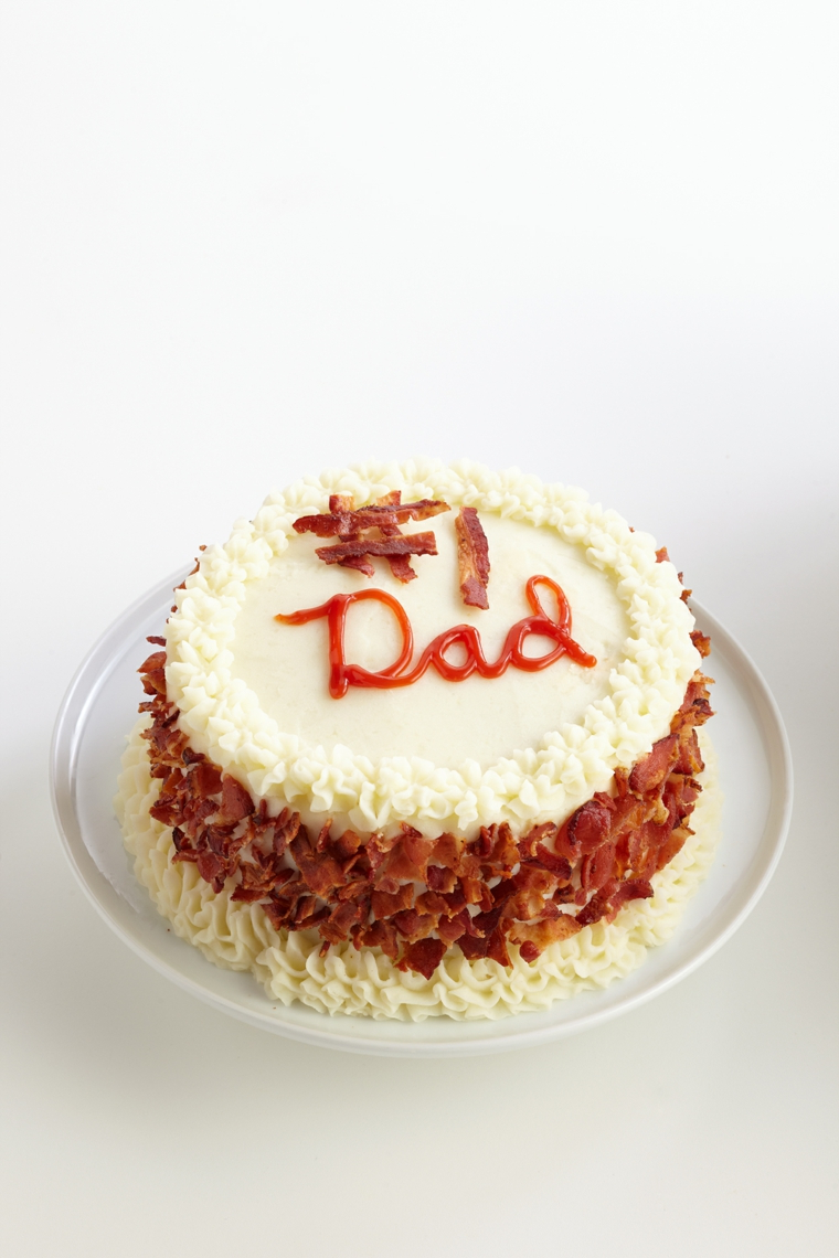 Torte di compleanno semplici da fare in casa, torta con pancetta e scritta per il papà