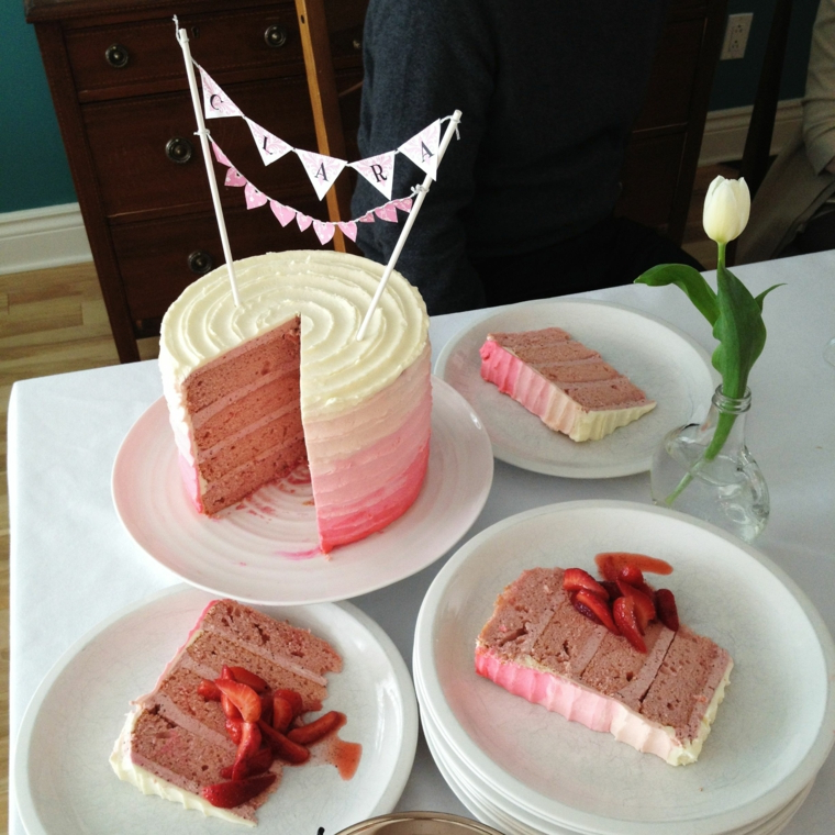 Torta di compleanno estiva, torta rotonda con strati colorati, topping torta con ghirlanda